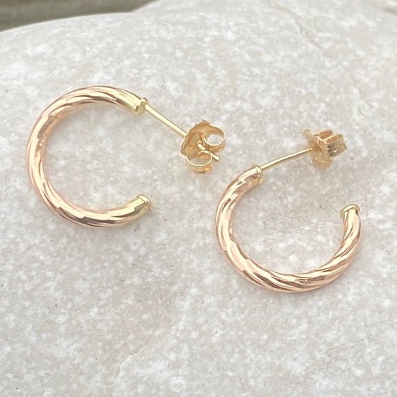 14k Gold half hoop earrings twist look design 1/2 inch - Picture 13 of 13